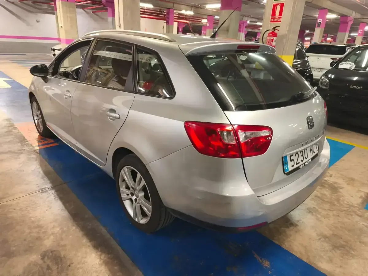 Usado Seat Ibiza Stylance 90 CV (66 kW) 2011 Gris Utilitario