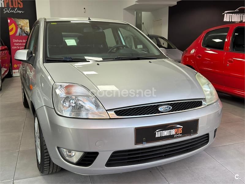 Usado Ford Fiesta Ambiente 70 CV (51 kW) 2007 Gris / plata Utilitario