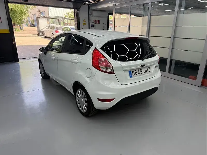 Usado Ford Fiesta Trend 75 CV (55 kW) 2015 Blanco Utilitario