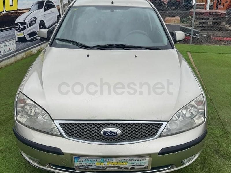Usado Ford Mondeo Ghia 130 CV (95 kW) 2004 Beige Berlina