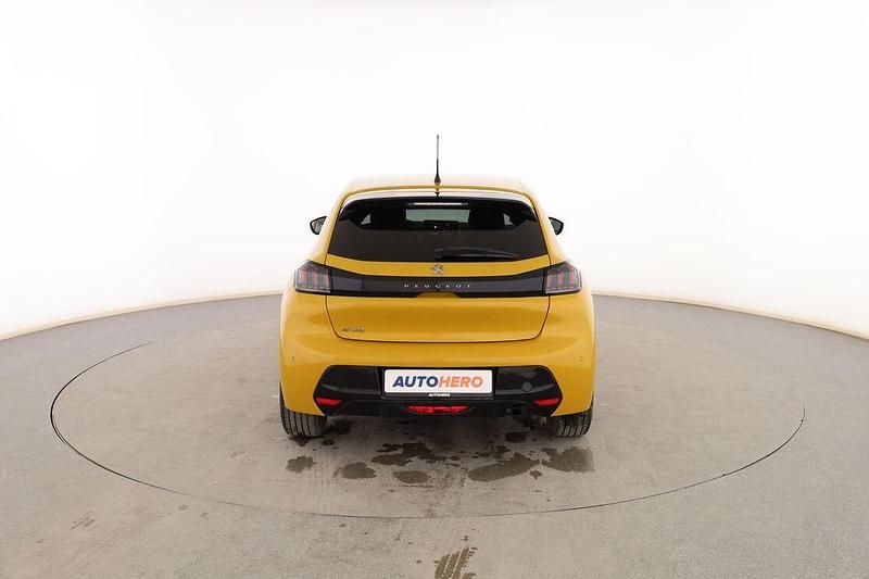 Usado Peugeot 208 Allure 101 CV (74 kW) 2020 Amarillo Utilitario
