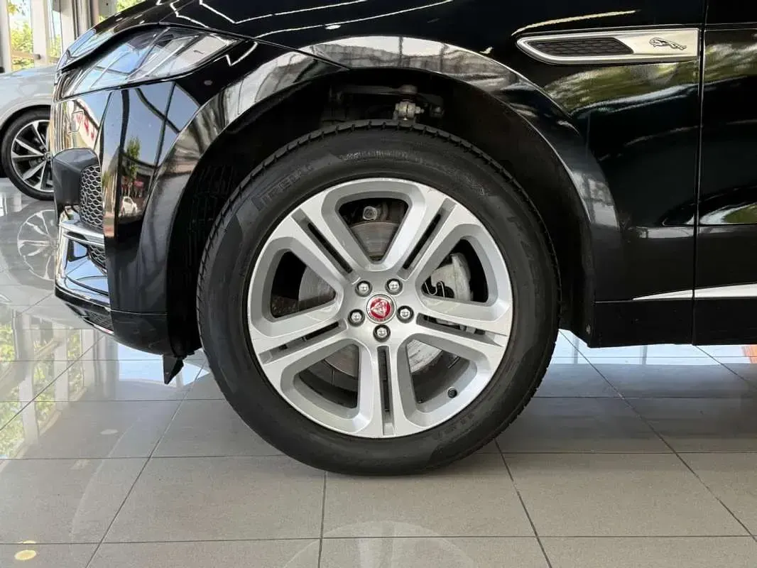 Usado Jaguar F-Pace R-Dynamic 204 CV (150 kW) 2023 Negro SUV