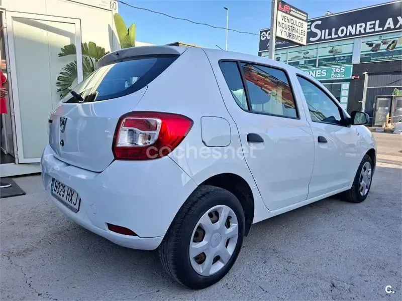 Usado Dacia Sandero Ambiance 75 CV (55 kW) 2014 Blanco Berlina