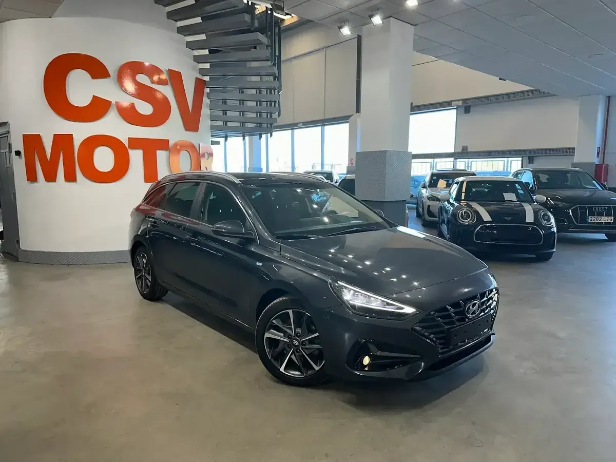 Usado Hyundai i30 Style 120 CV (88 kW) 2024 Gris Utilitario