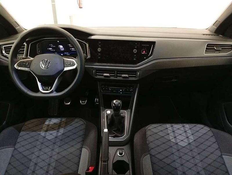 Usado VW Taigo R-line 116 CV (85 kW) 2025 Plateado SUV