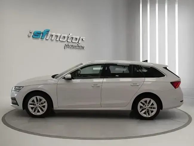 Usado Skoda Octavia Style 149 CV (109 kW) 2021 Blanco Familiar