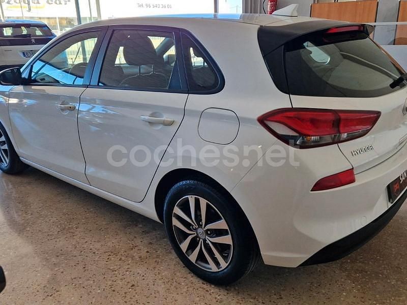 Usado Hyundai i30 116 CV (85 kW) 2019 Blanco Berlina