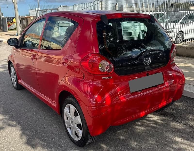 Usado Toyota Aygo Connect Style 68 CV (50 kW) 2011 Rojo Utilitario