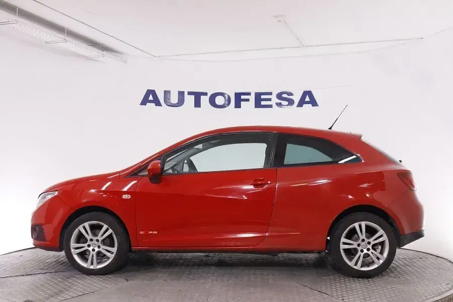 Usado Seat Ibiza 75 CV (55 kW) 2012 Rojo Utilitario