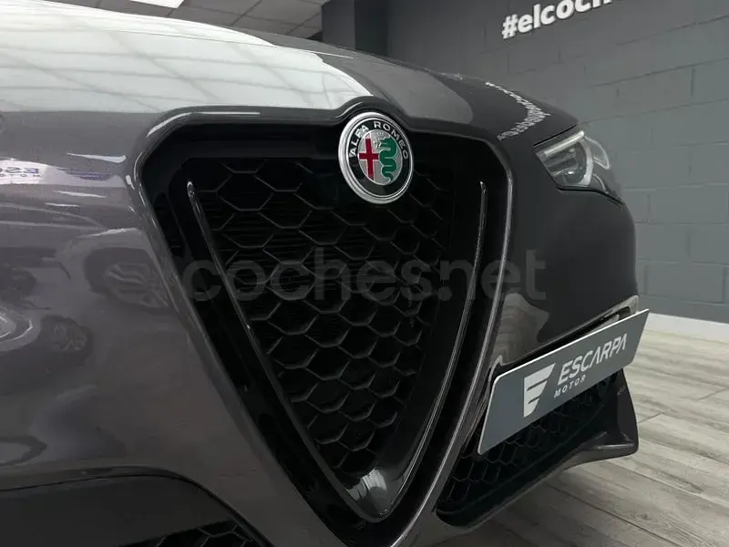 Usado Alfa Romeo Stelvio Veloce 210 CV (154 kW) 2021 Gris / plata SUV