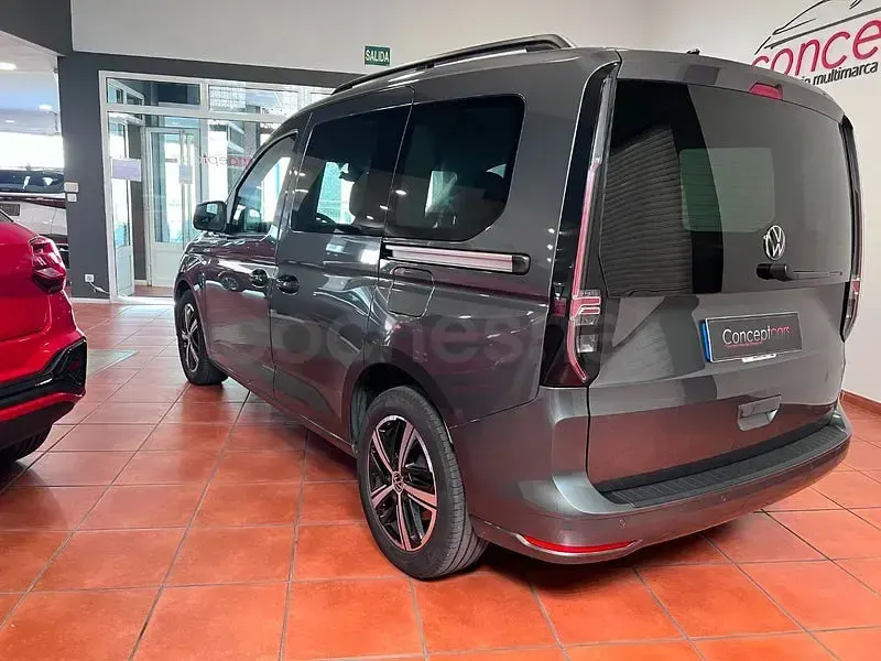Usado VW Caddy 122 CV (89 kW) 2023 Gris / plata Monovolumen