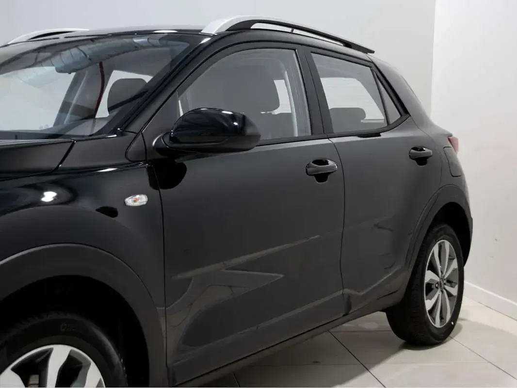 Usado Kia Stonic 101 CV (74 kW) 2023 Negro SUV