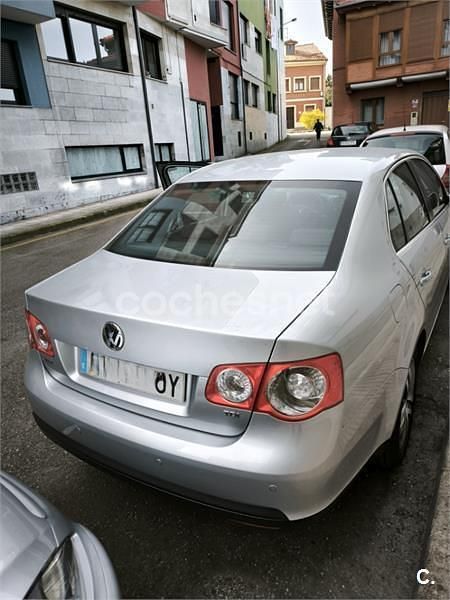 Usado VW Jetta Advance 105 CV (77 kW) 2009 Gris / plata Berlina