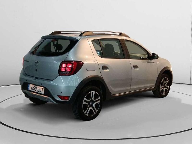 Usado Dacia Sandero Essentiel 101 CV (74 kW) 2020 Gris Utilitario