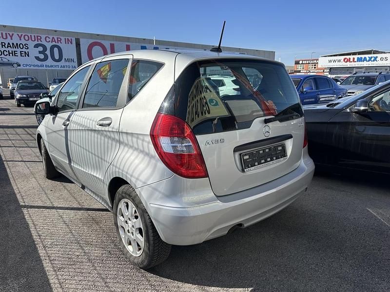 Usado Mercedes A180 Elegance 110 CV (80 kW) 2011 Plata metalico Utilitario