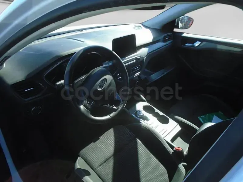 Usado Ford Focus Trend 120 CV (88 kW) 2022 Blanco Berlina