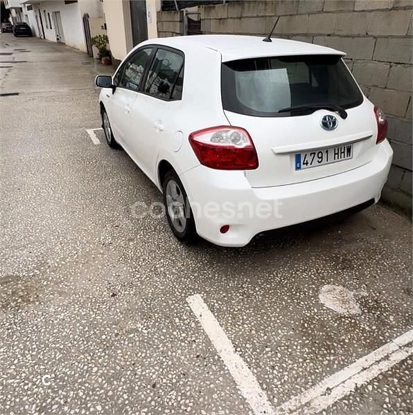 Usado Toyota Auris Hybrid Active 135 CV (99 kW) 2012 Blanco Berlina