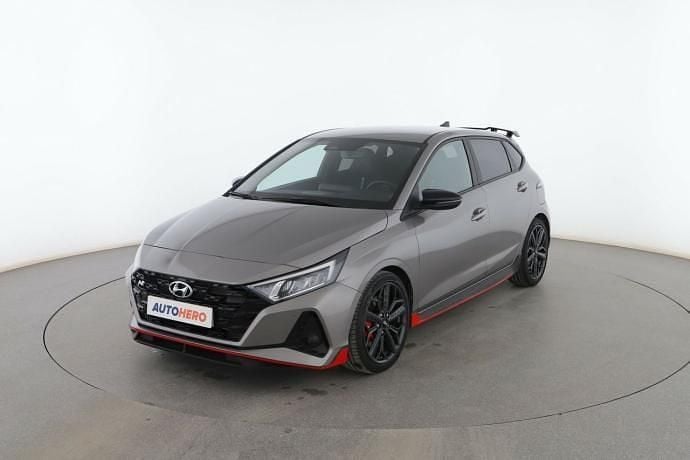 Gris Usado 2023 Hyundai i20 Berlina | 27.299 € (Precio justo) - Imagen 1/3