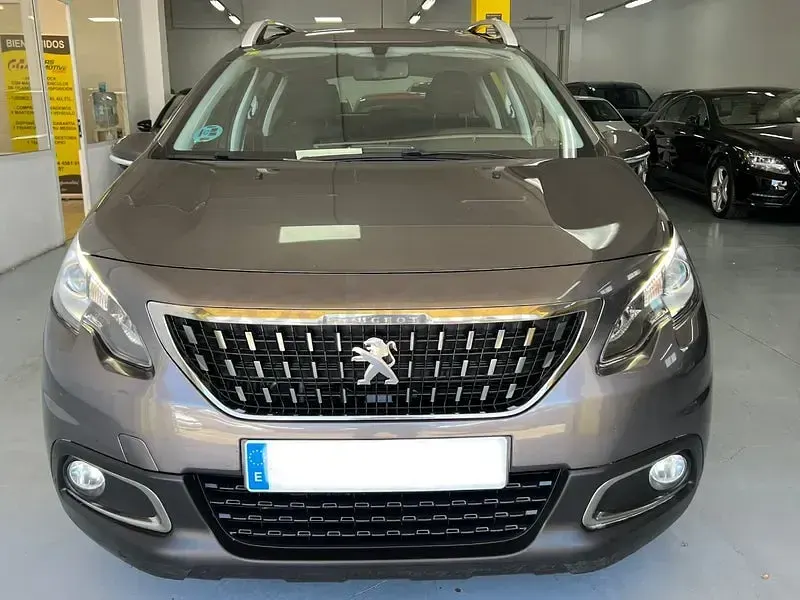 Usado Peugeot 2008 Style 100 CV (73 kW) 2017 Gris / plata SUV