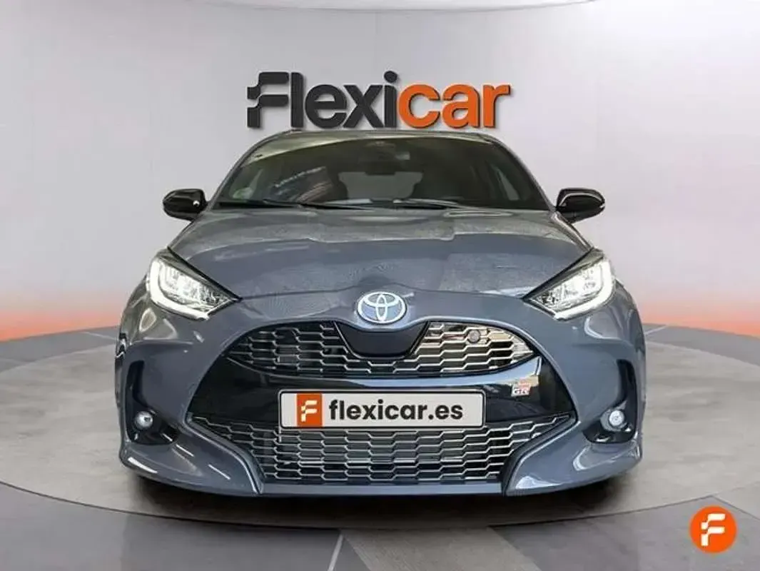 Usado Toyota Yaris Sport 131 CV (96 kW) 2025 Gris Utilitario
