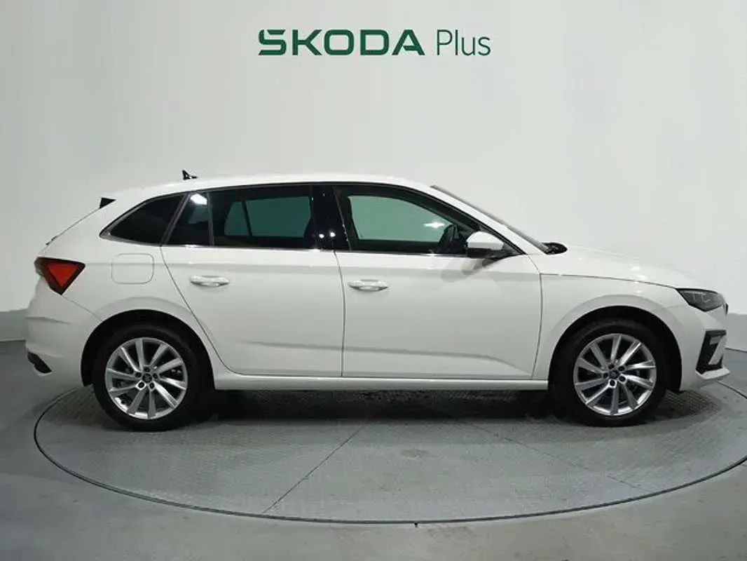 Usado Skoda Scala Selection 116 CV (85 kW) 2025 Blanco Utilitario