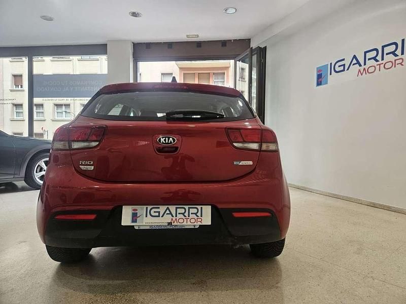 Usado Kia Rio 101 CV (74 kW) 2021 Burdeos Utilitario