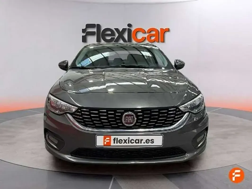 Usado Fiat Tipo Lounge 95 CV (69 kW) 2018 Gris Berlina