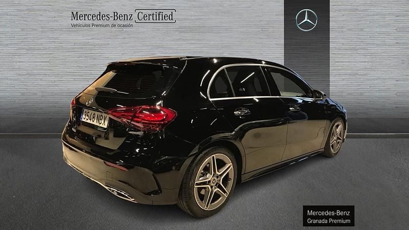 Usado Mercedes A180 AMG line 136 CV (100 kW) 2025 Negro noche Berlina