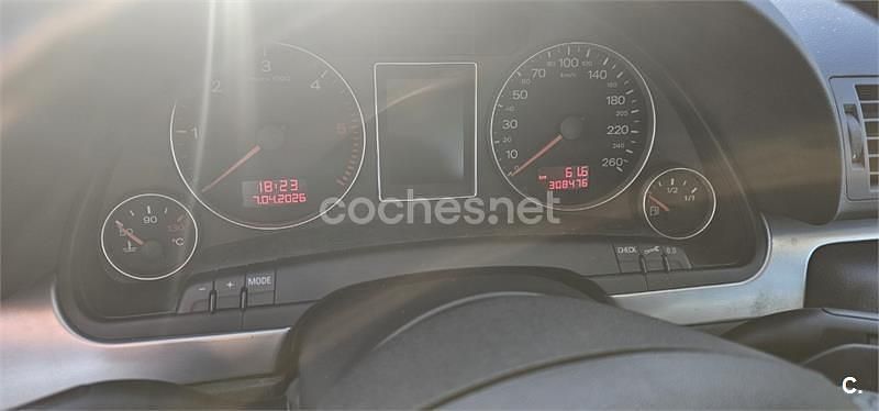 Usado Audi A4 140 CV (102 kW) 2004 Gris / plata Berlina