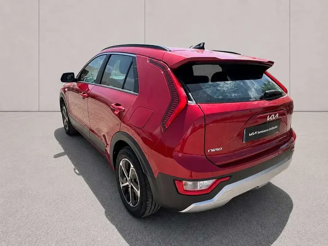 Usado Kia Niro 139 CV (102 kW) 2025 Rojo SUV