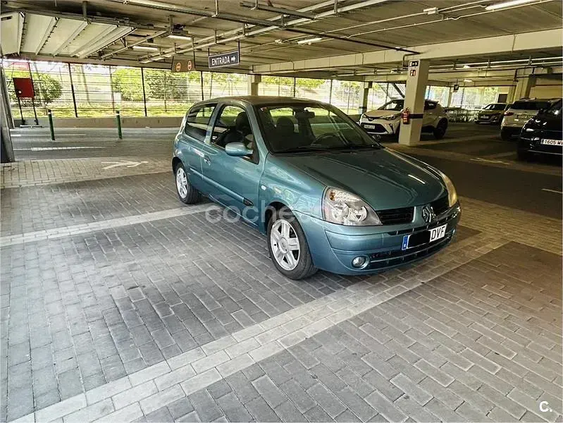 Usado Renault Clio II Dynamique 85 CV (62 kW) 2005 Azul Berlina