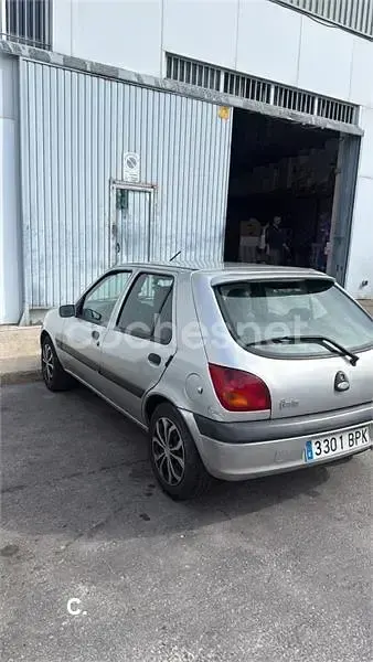 Usado Ford Fiesta Trend 60 CV (44 kW) 2003 Gris / plata Utilitario