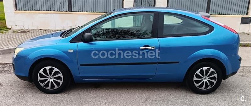 Usado Ford Focus Trend 100 CV (73 kW) 2005 Azul Berlina