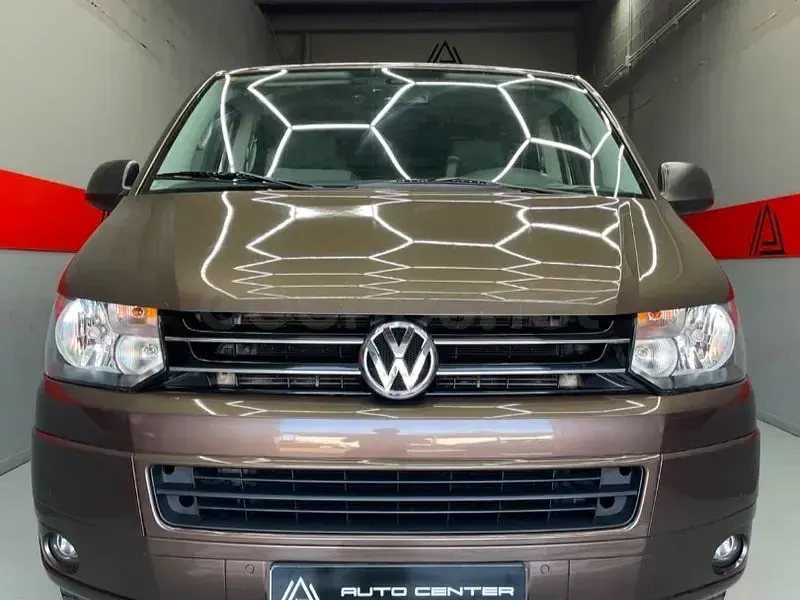 Usado VW Multivan Comfortline 140 CV (102 kW) 2011 Marrón Monovolumen