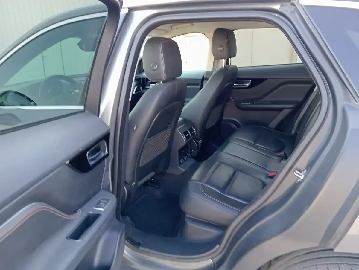 Usado Jaguar F-Pace Portfolio 180 CV (132 kW) 2016 Gris SUV