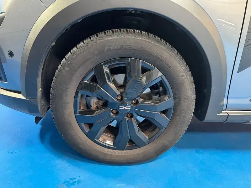Usado Dacia Jogger Extreme 140 CV (102 kW) 2024 Gris / plata Monovolumen