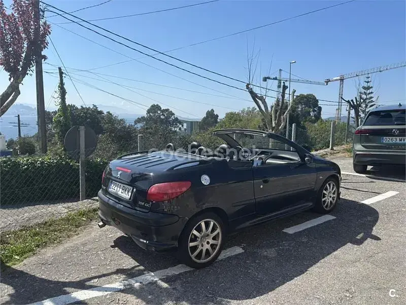 Usado Peugeot 206 138 CV (101 kW) 2001 Negro Descapotable