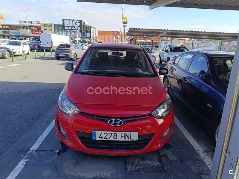 Rojo Usado 2013 Hyundai i20 Berlina | 3990 € (Super precio) - Imagen 1/4