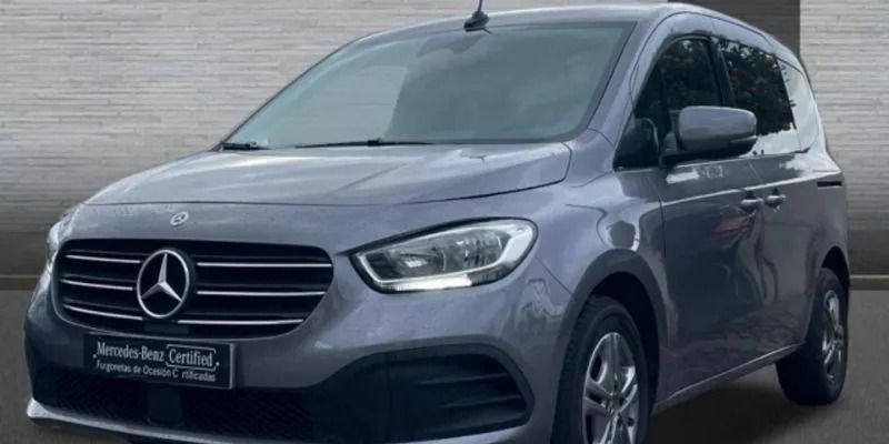 Gris claro Usado 2023 Mercedes 180 Berlina | 31.900 € - Imagen 1/4