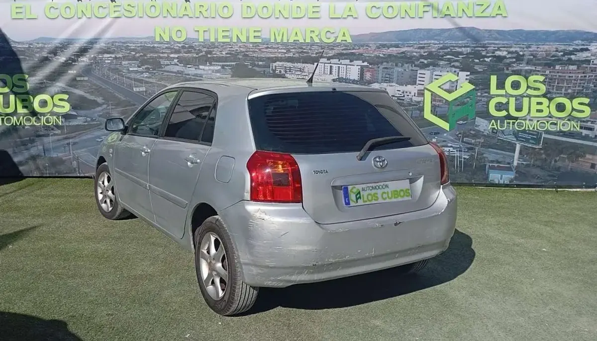Usado Toyota Corolla Sol 109 CV (80 kW) 2004 Gris Utilitario