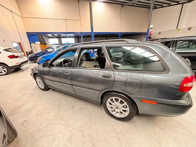 Usado Volvo V40 163 CV (119 kW) 2002 Gris / plata Familiar