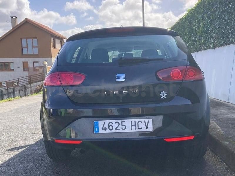 Usado Seat Leon Reference 105 CV (77 kW) 2011 Negro Utilitario