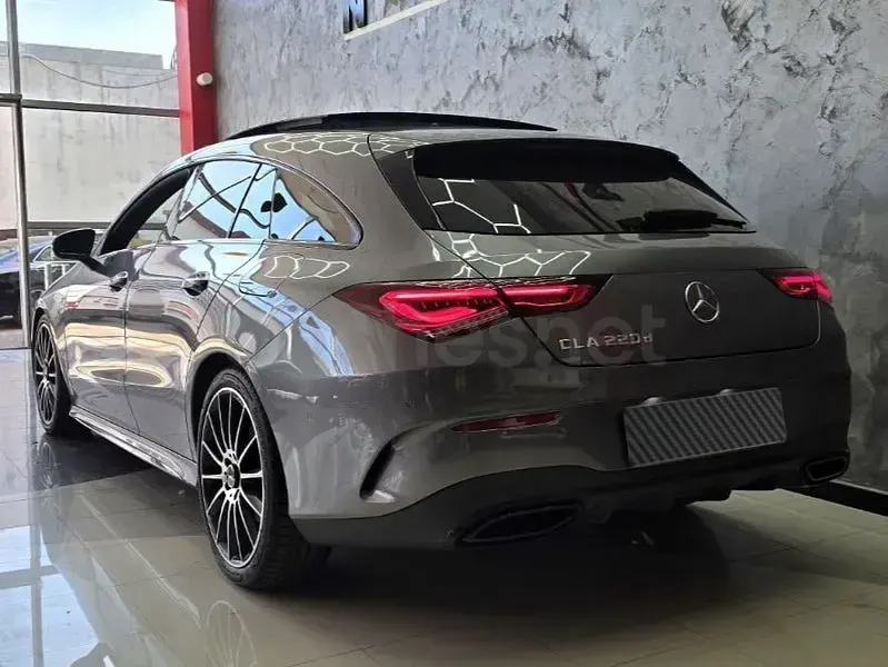 Usado Mercedes CLA220 Shooting Brake 190 CV (139 kW) 2021 Gris / plata Familiar