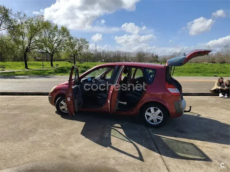 Usado Renault Scénic Dynamique 120 CV (88 kW) 2004 Rojo Monovolumen