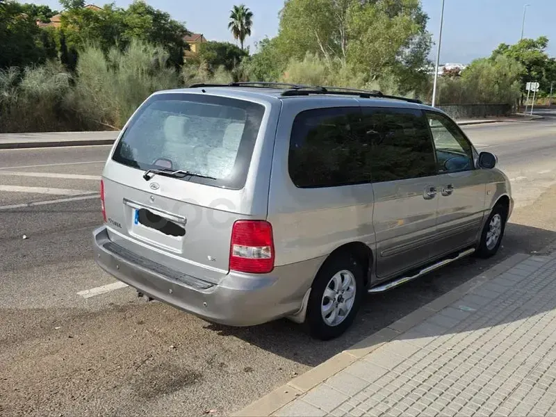Usado Kia Carnival LX 144 CV (105 kW) 2006 Gris / plata Monovolumen