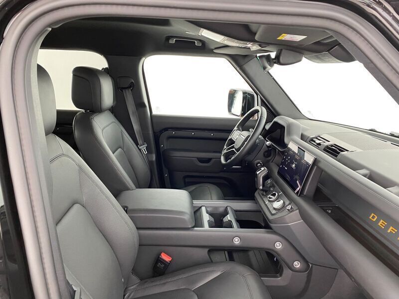 Santorini black Usado 2024 Land Rover Defender SE Dynamic SUV | 86.900 € (Precio justo) - Imagen 1/3