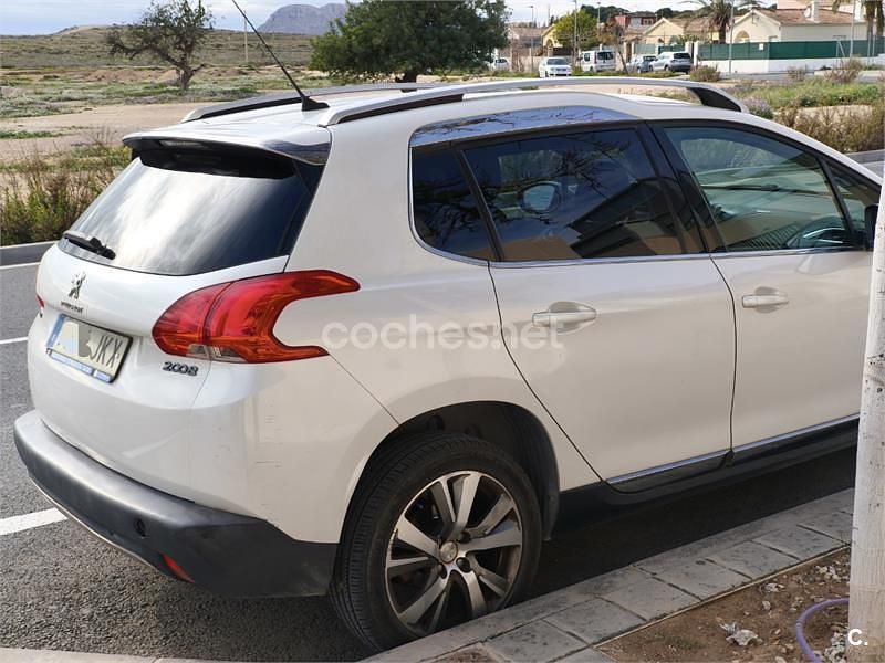 Usado Peugeot 2008 Allure 120 CV (88 kW) 2015 Blanco SUV