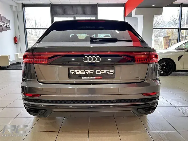 Usado Audi Q8 S-Line 286 CV (210 kW) 2020 Gris / plata SUV