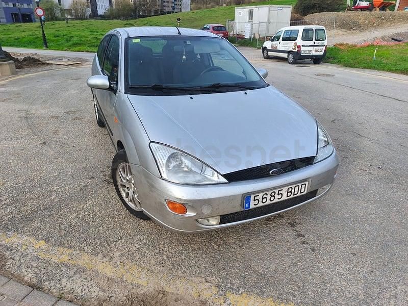 Usado Ford Focus Trend 90 CV (66 kW) 2000 Gris / plata Berlina