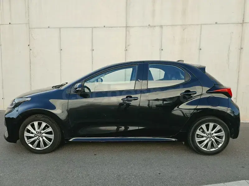 Usado Toyota Yaris Hybrid Active 116 CV (85 kW) 2022 Negro Berlina